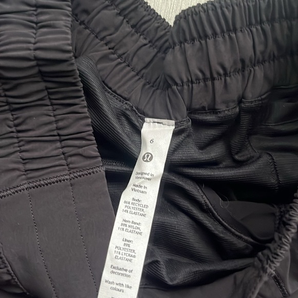 Lululemon Hotty Hot Low Rise Lined Shorte 4” NWT Black, Size 6 & 10 - Picture 7 of 8